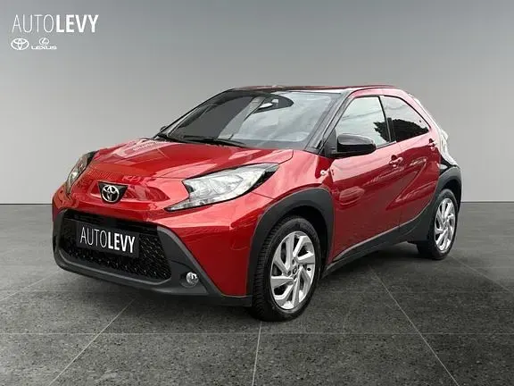 Gebraucht Toyota Aygo X Comfort 72 PS (52 kW) 2022 Chili red perleffekt/ night sky black SUV
