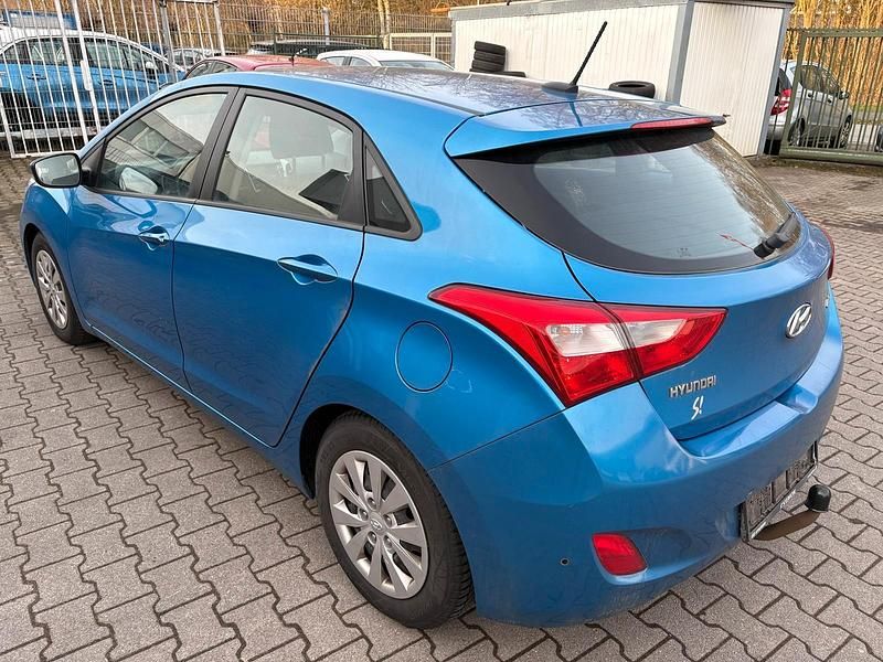 Gebraucht Hyundai i30 110 PS (80 kW) 2015 Blau Limousine