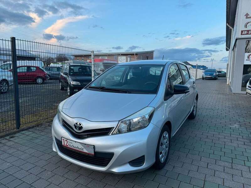 Gebraucht Toyota Yaris Cool 69 PS (50 kW) 2011 Silber Kleinwagen