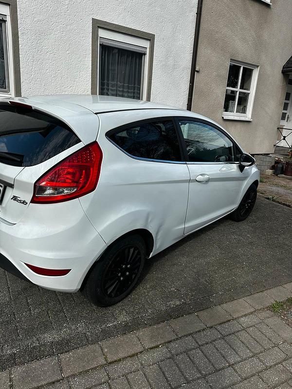 Gebraucht Ford Fiesta 82 PS (60 kW) 2010 Weiß Kleinwagen