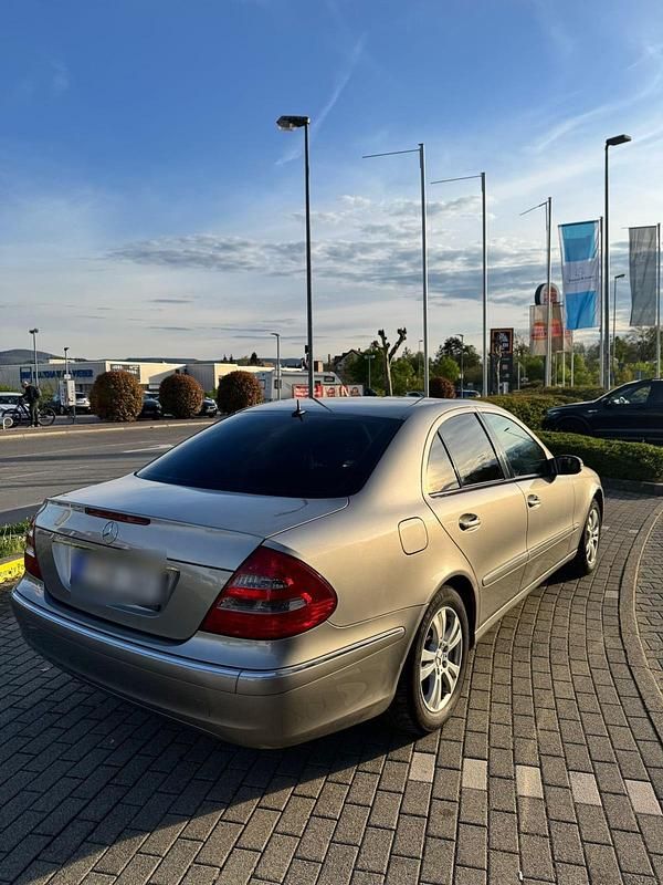 Beige Gebraucht 2003 Mercedes E220 Elegance Limousine | 2.400 € (Guter Preis) - Bild 1/4