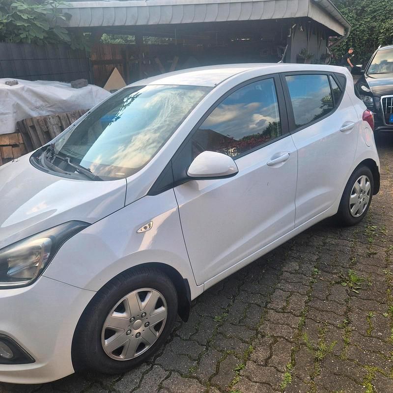 Gebraucht Hyundai i10 67 PS (49 kW) 2015 Weiß Kleinwagen