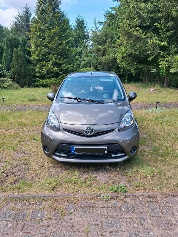 Braun Gebraucht 2013 Toyota Aygo Kleinwagen | 4.100 € (Guter Preis) - Bild 1/4