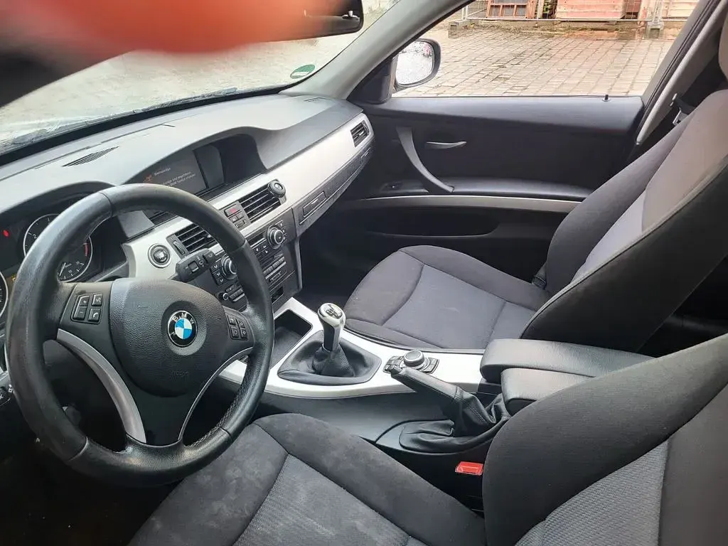 Gebraucht BMW 320 177 PS (130 kW) 2010 Blau Kombi