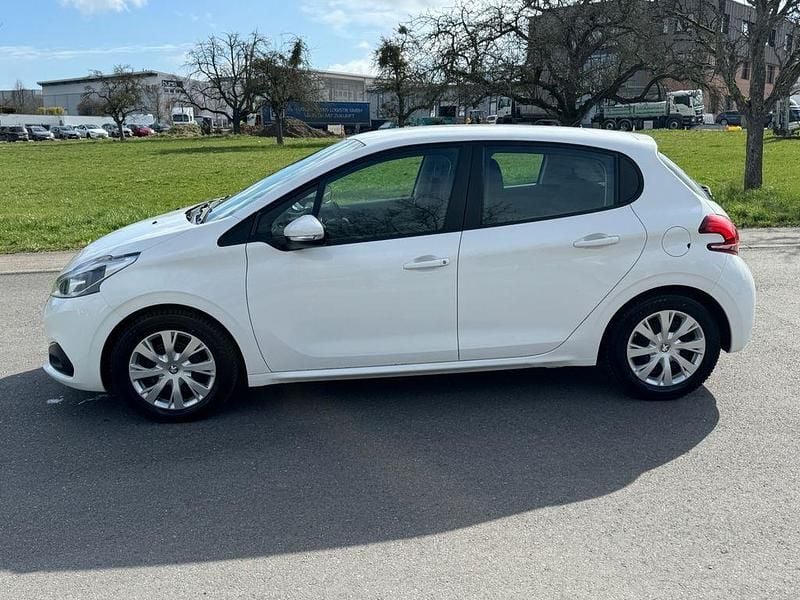 Gebraucht Peugeot 208 Active 82 PS (60 kW) 2017 Weiß Kleinwagen