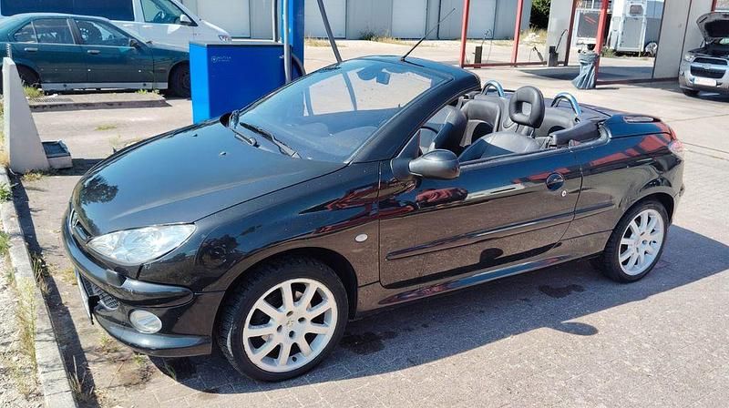 Schwarz Gebraucht 2003 Peugeot 206 CC Platinum Cabrio | 1.980 € (Etwas zu teuer) - Bild 1/4