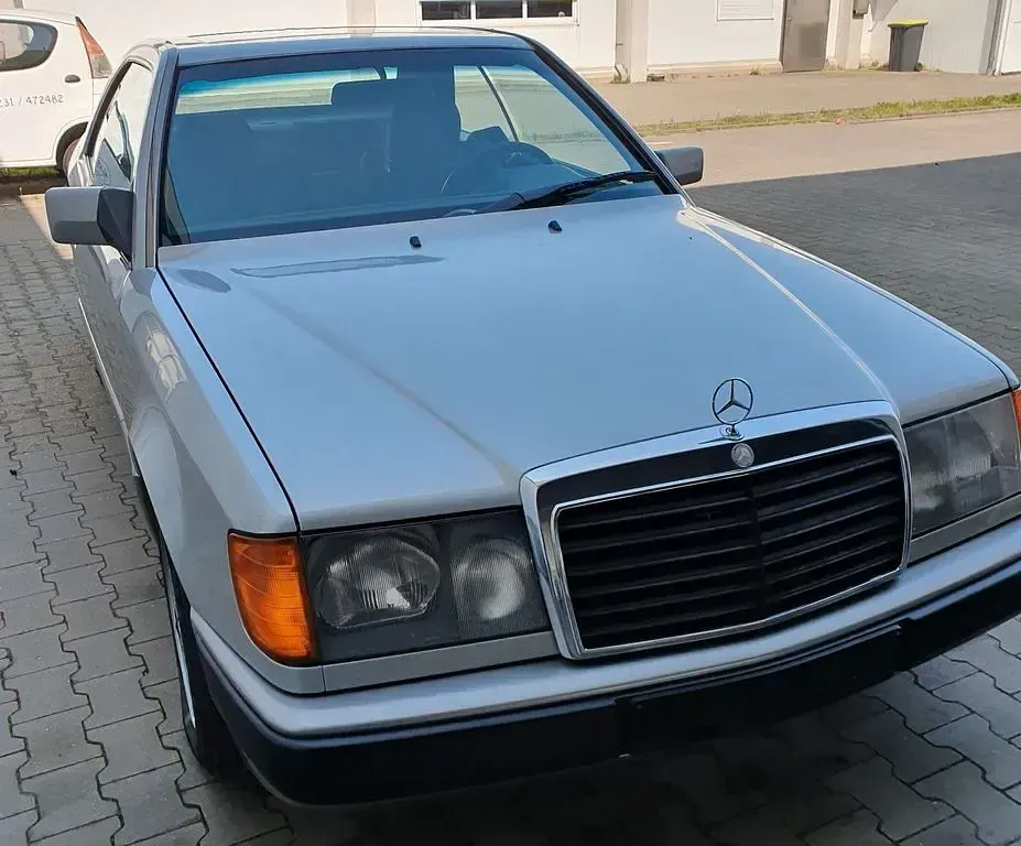 Second-hand Mercedes E300 179 CP (131 kW) 1988 Argintiu Berlinǎ
