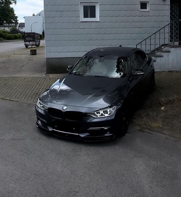 Grau Gebraucht 2012 BMW 328 Sport Line Limousine | 17.799 € - Bild 1/4