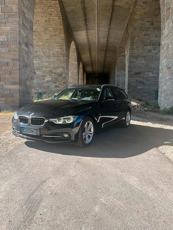 Schwarz Gebraucht 2015 BMW 330 Sport Line Kombi | 12.800 € (Fairer Preis) - Bild 1/4