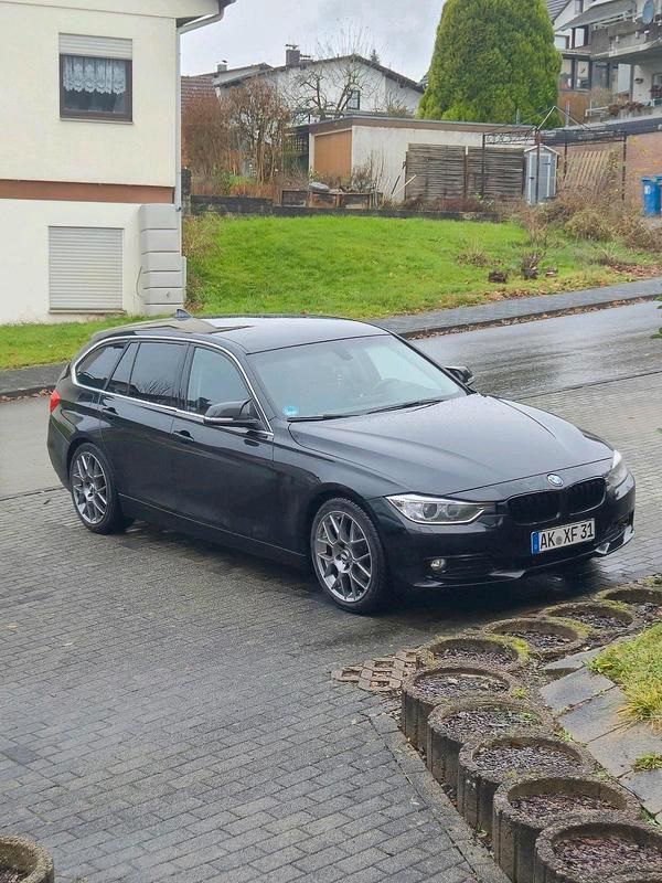 Schwarz Gebraucht 2012 BMW 320 Kombi | 6.800 € (Fairer Preis) - Bild 1/4