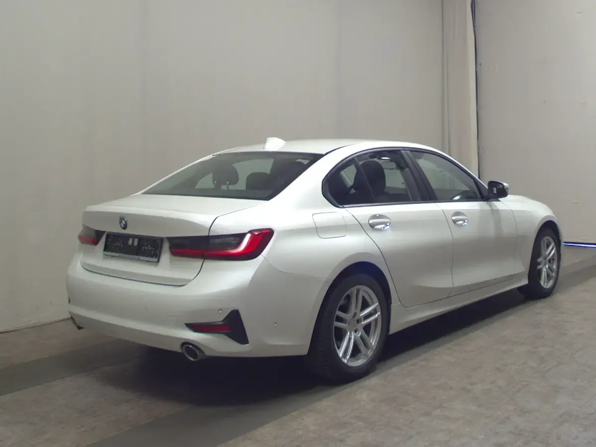 Używany BMW 320 Advantage 190 KM (139 kW) 2021 Biały Sedan/Limuzyna