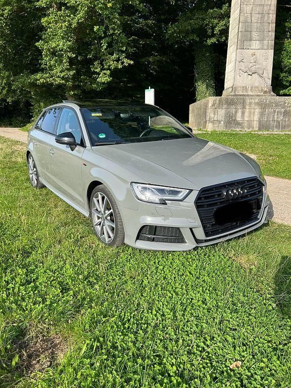 Grau Gebraucht 2020 Audi A3 Sportback Sport Limousine | 22.999 € (Fairer Preis) - Bild 1/4