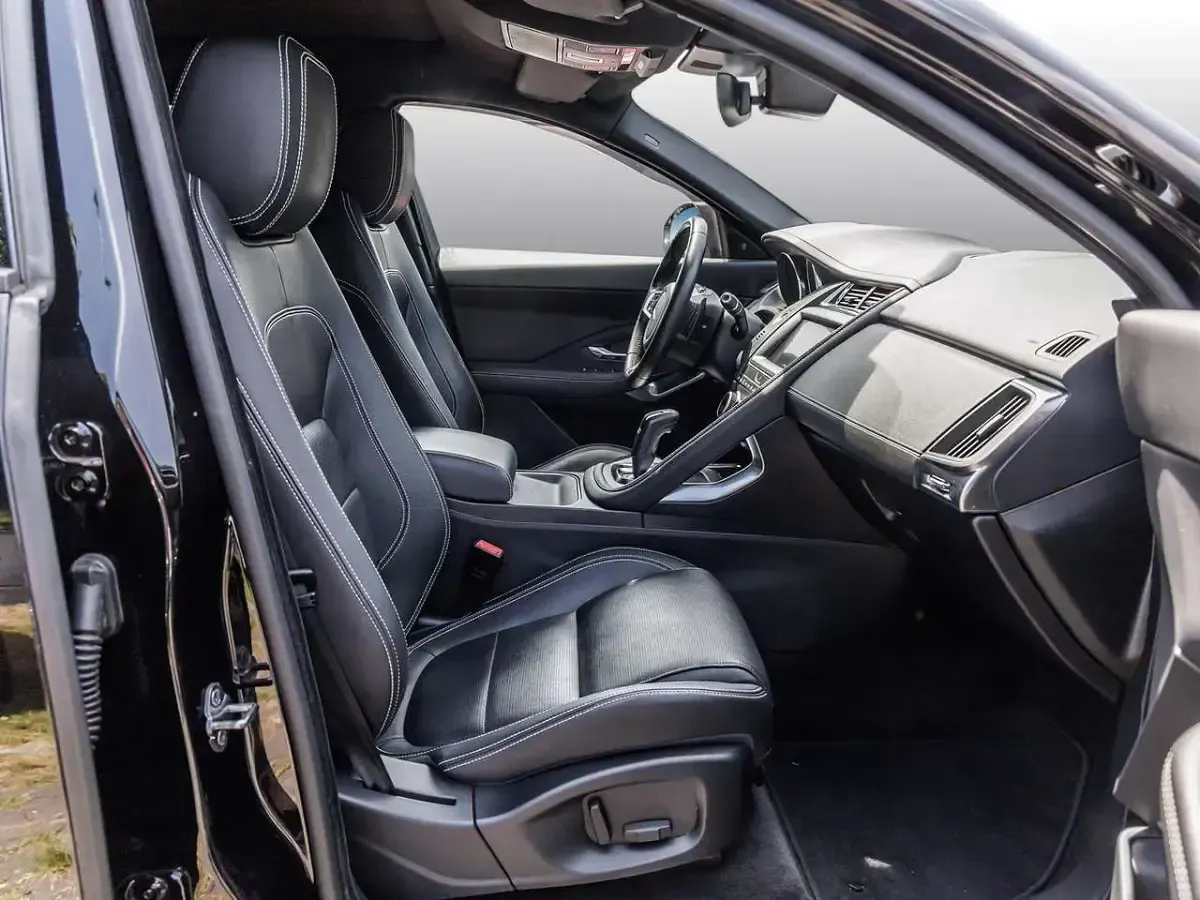 Gebraucht Jaguar E-Pace R-Dynamic 150 PS (110 kW) 2019 Santorini black (schwarz) SUV