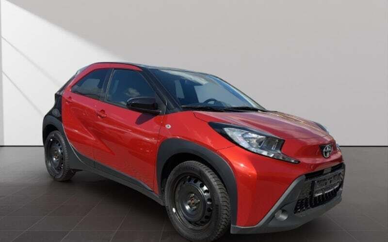 Gebraucht Toyota Aygo Connect Style 72 PS (52 kW) 2022 3u4)/ black mica (209) (rot Kleinwagen