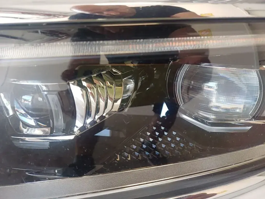 Gebraucht VW Passat Elegance 150 PS (110 kW) 2024 Gletscherweiß (metallic) Kombi