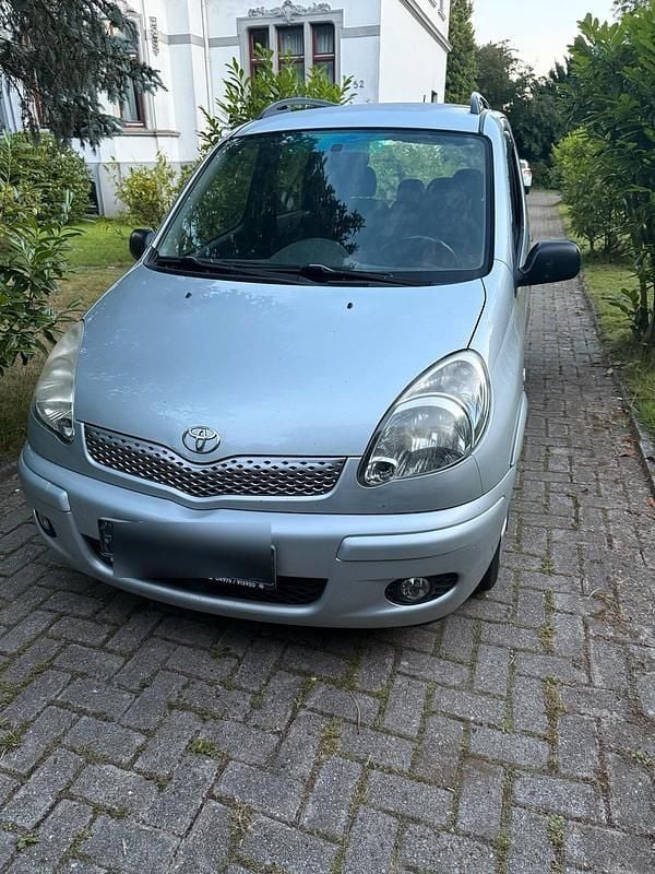 Silber Gebraucht 2003 Toyota Yaris Verso Van / Kleinbus | 2.250 € (Guter Preis) - Bild 1/4