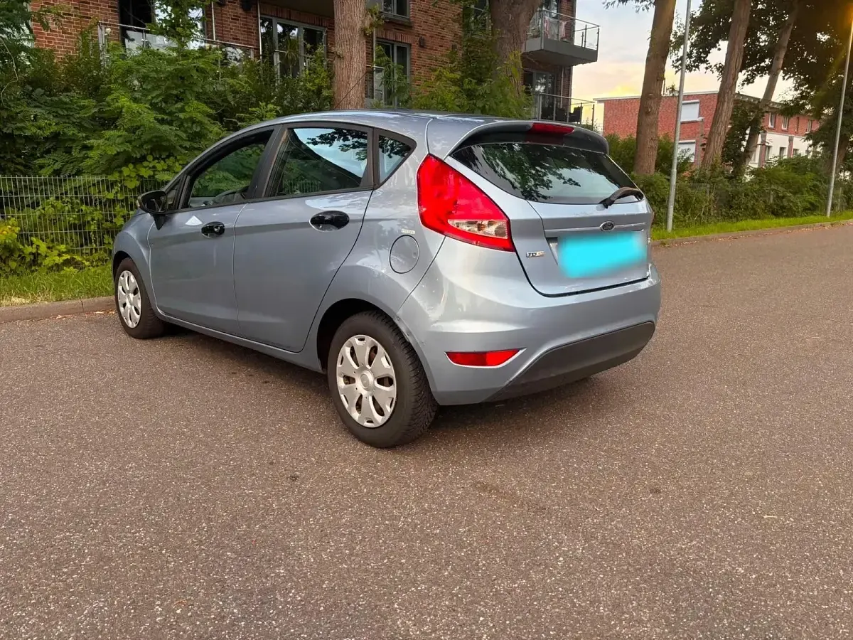 Gebraucht Ford Fiesta 95 PS (69 kW) 2011 Blau Kleinwagen