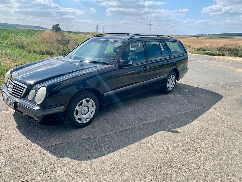 Schwarz Gebraucht 2001 Mercedes E220 Kombi | 2.800 € (Fairer Preis) - Bild 1/4
