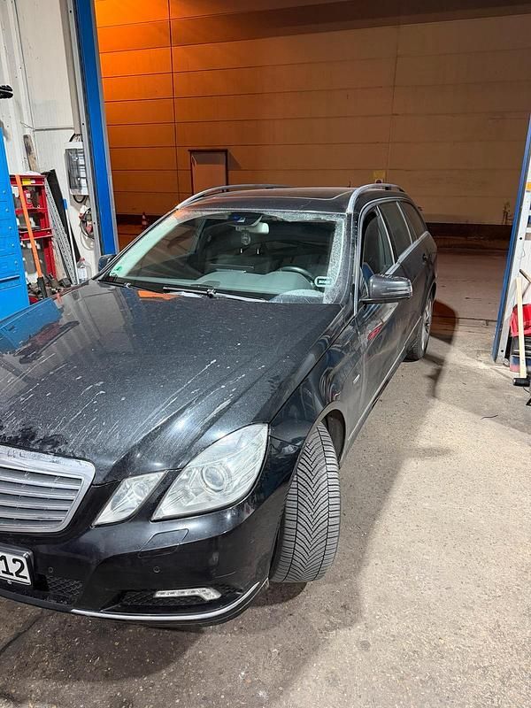 Schwarz Gebraucht 2010 Mercedes E250 Kombi | 6.500 € - Bild 1/4