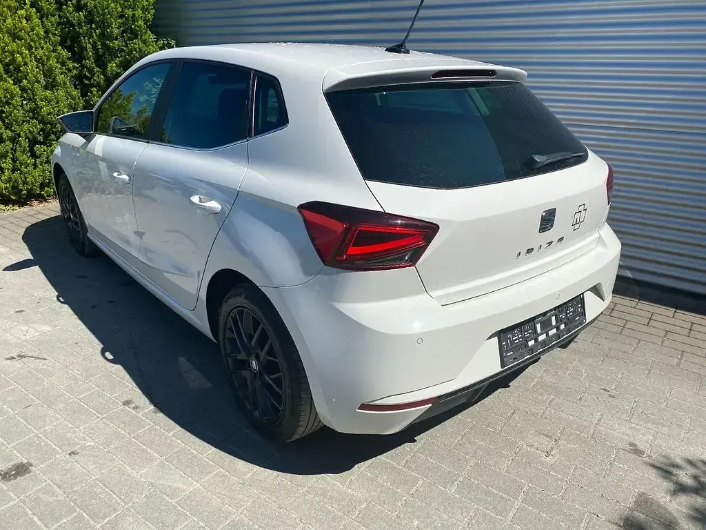 Używany Seat Ibiza Style 95 KM (69 kW) 2018 Biały Hatchback