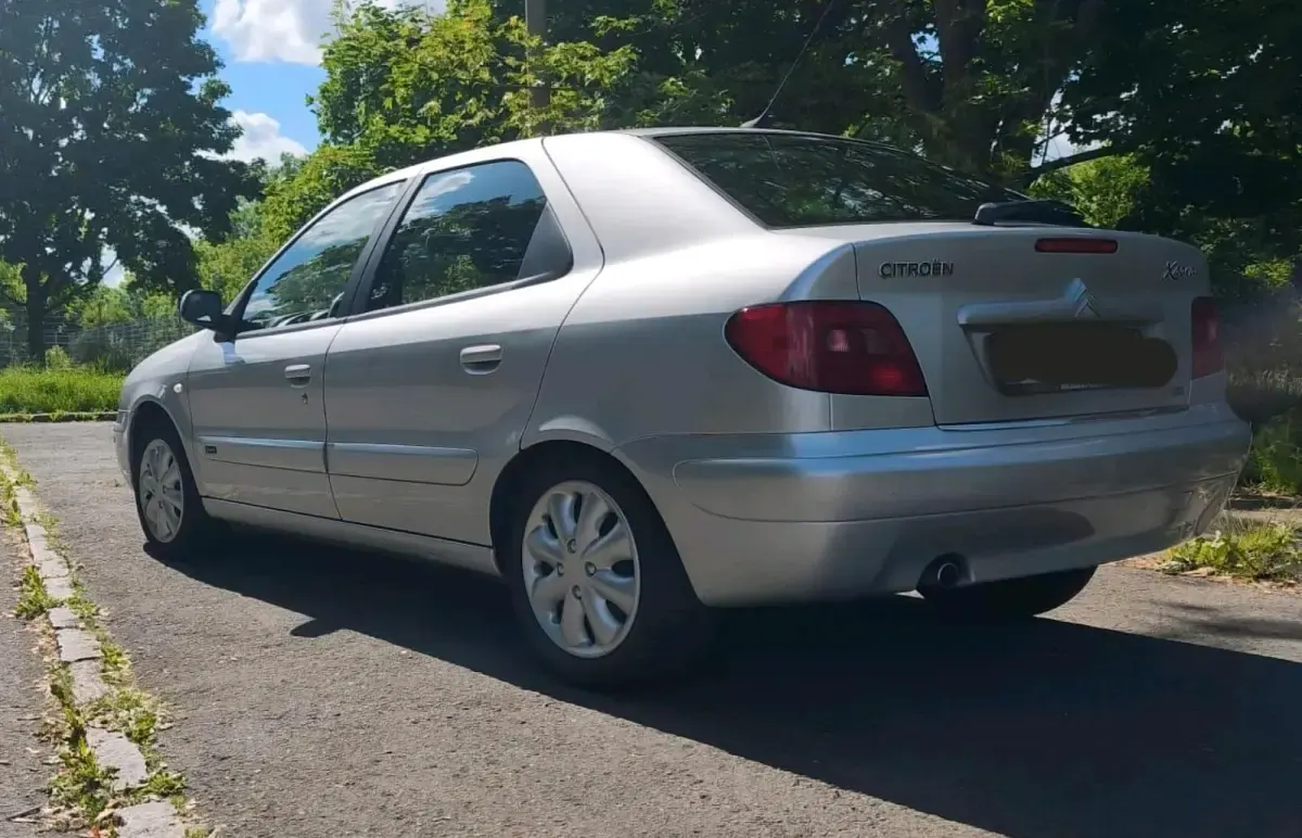Gebraucht Citroën Xsara 75 PS (55 kW) 2004 Silber Limousine