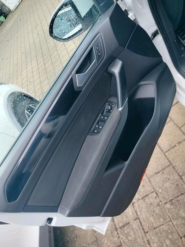 Weiß Gebraucht 2017 VW Touran Van / Kleinbus | 13.499 € (Fairer Preis) - Bild 1/4