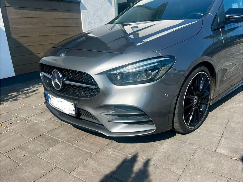 Gebraucht Mercedes B220 AMG line 190 PS (139 kW) 2019 Grau Van / Kleinbus