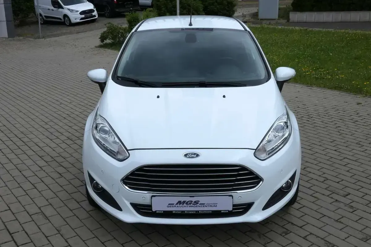Gebraucht Ford Fiesta Titanium 101 PS (74 kW) 2015 Frostweiß Kleinwagen