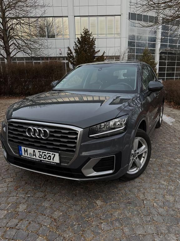 Grau Gebraucht 2018 Audi Q2 SUV | 15.500 € (Guter Preis) - Bild 1/4