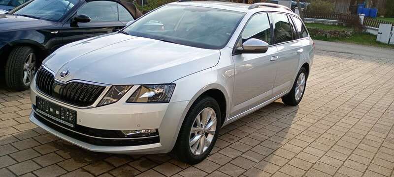 Brilliantsilber metallic Gebraucht 2019 Skoda Octavia Style Kombi | 12.490 € - Bild 1/4