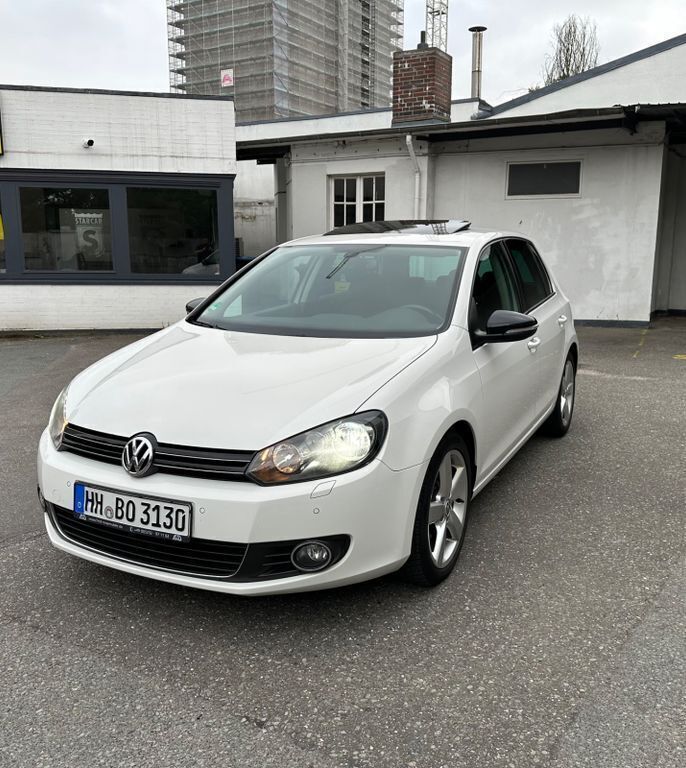 Weiß Gebraucht 2012 VW Golf VII Style Limousine | 8.000 € (Guter Preis) - Bild 1/4