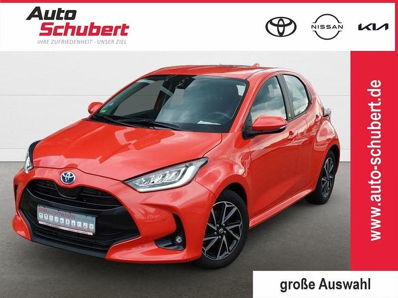 Rot Gebraucht 2022 Toyota Yaris Hybrid Team Limousine | 20.890 € (Fairer Preis) - Bild 1/2