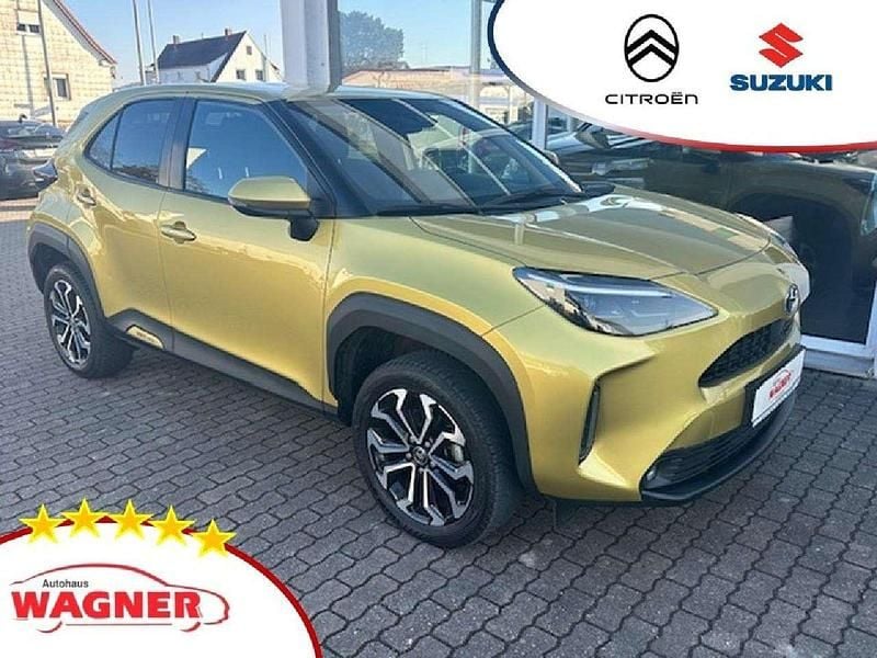 Brass gold metallic Gebraucht 2021 Toyota Yaris Cross Team SUV | 18.890 € (Guter Preis) - Bild 1/4