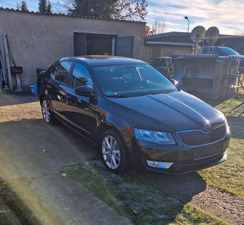 Gebraucht Skoda Octavia Ambition 105 PS (77 kW) 2015 Schwarz Kleinwagen