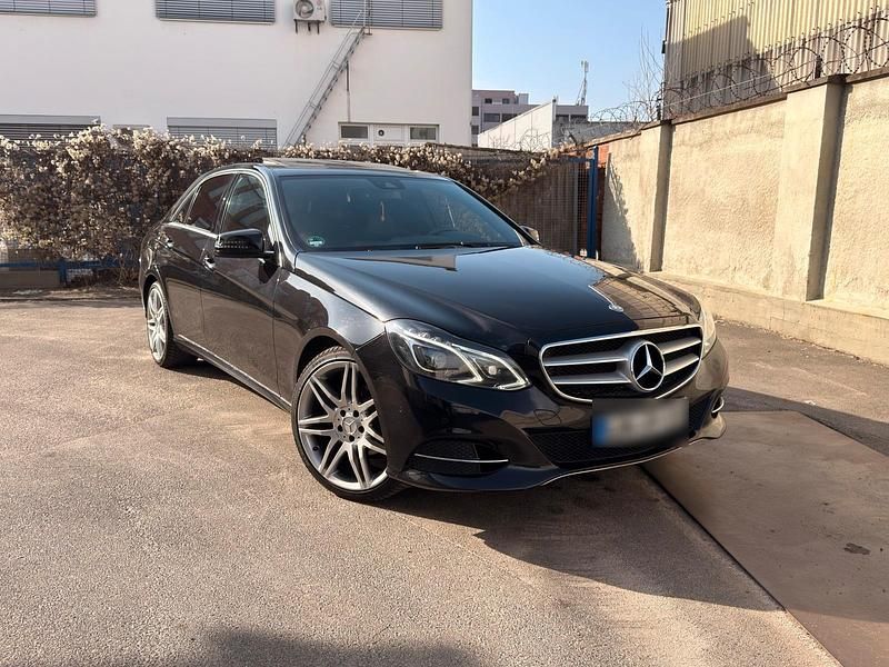 Gebraucht Mercedes E220 Avantgarde 170 PS (125 kW) 2015 Schwarz Limousine