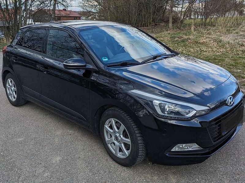 Gebraucht Hyundai i20 101 PS (74 kW) 2017 Schwarz Limousine