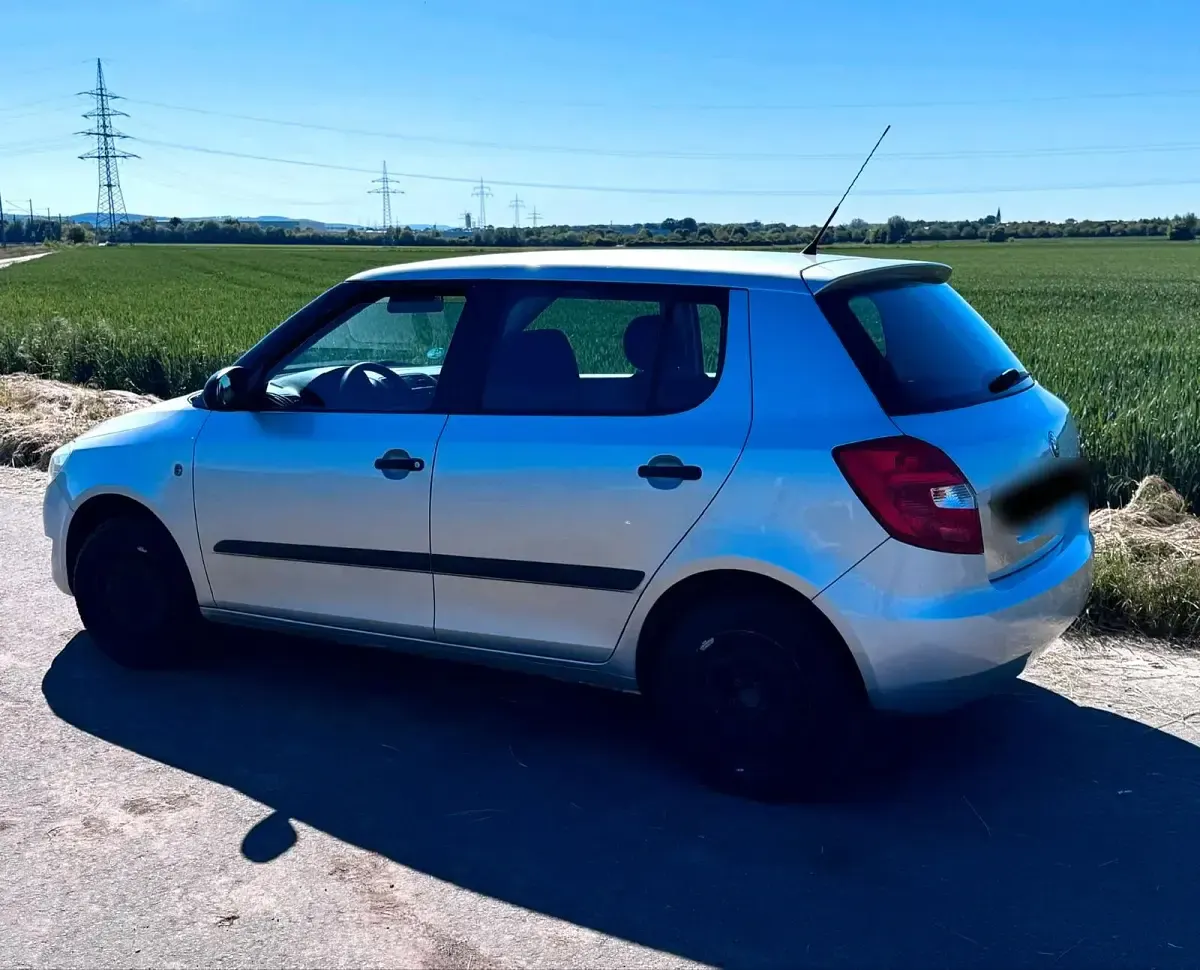 Używany Skoda Fabia 69 KM (50 kW) 2011 Srebrny Hatchback