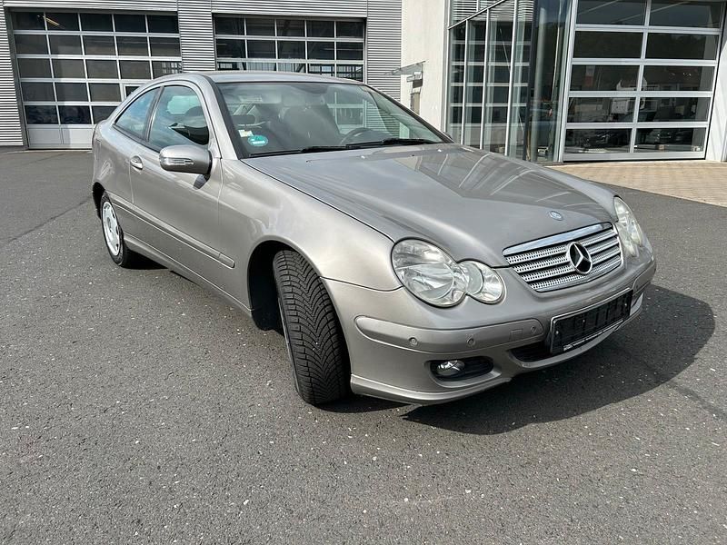 Grau Gebraucht 2005 Mercedes C200 Coupé | 2.300 € (Fairer Preis) - Bild 1/4