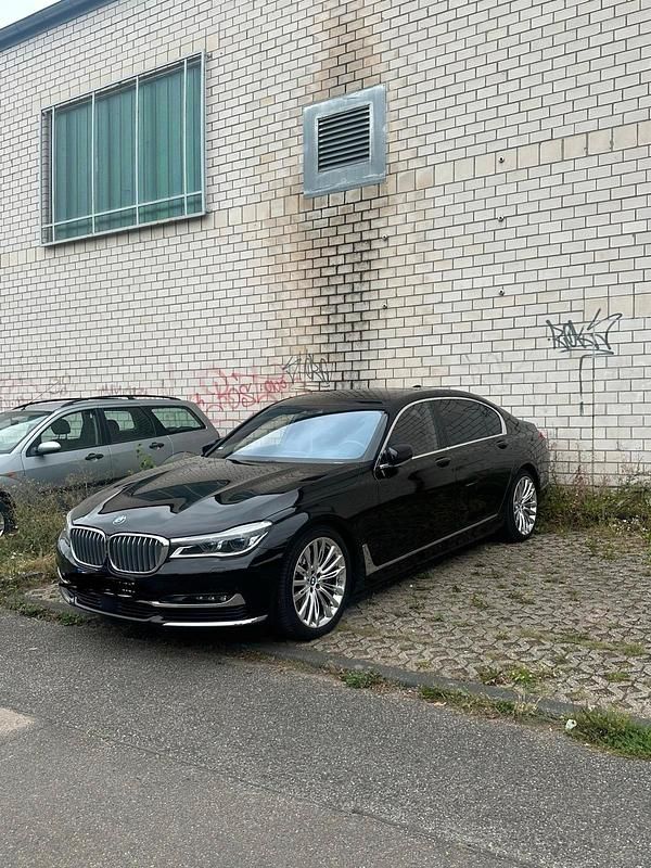 Braun Gebraucht 2015 BMW 750L Limousine | 29.000 € (Fairer Preis) - Bild 1/4
