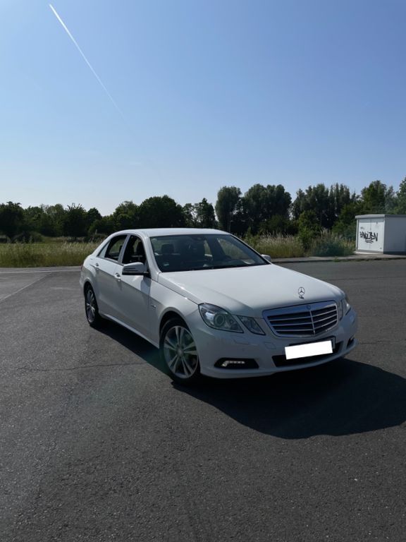 Weiß Gebraucht 2009 Mercedes E200 Avantgarde Limousine | 9.200 € (Fairer Preis) - Bild 1/4
