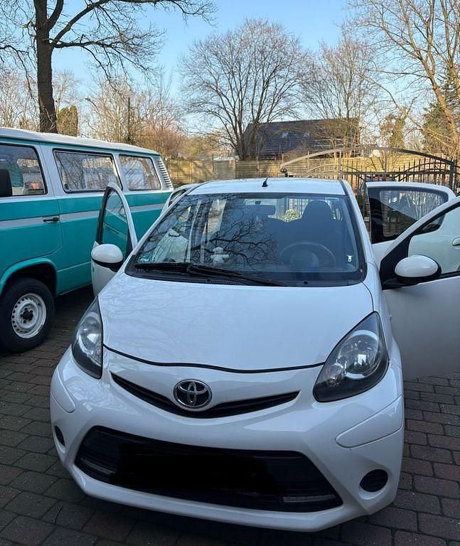 Gebraucht Toyota Aygo 68 PS (50 kW) 2012 Weiß Kleinwagen