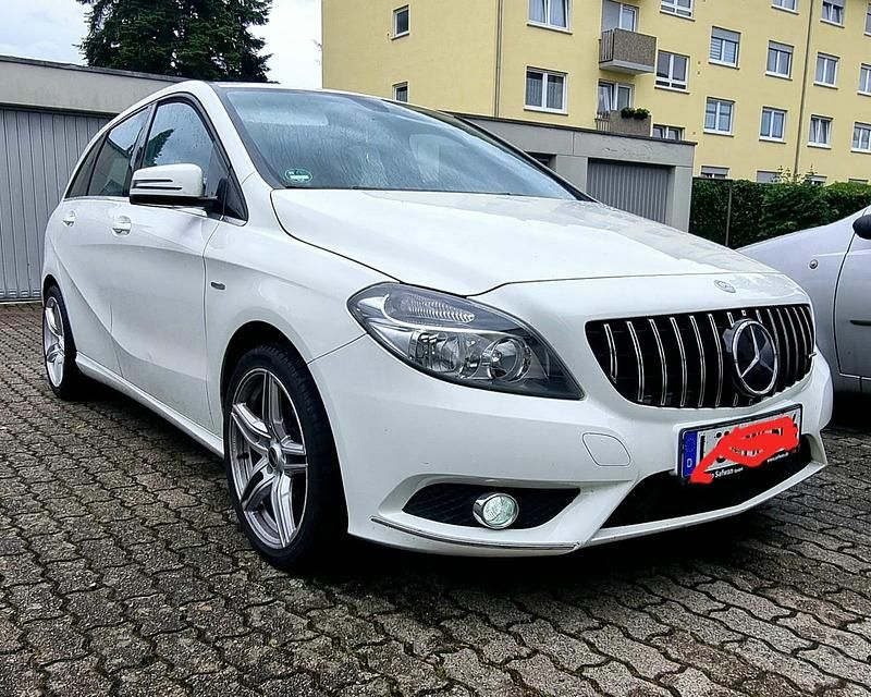 Weiß Gebraucht 2012 Mercedes B180 Van / Kleinbus | 8.900 € (Etwas zu teuer) - Bild 1/4