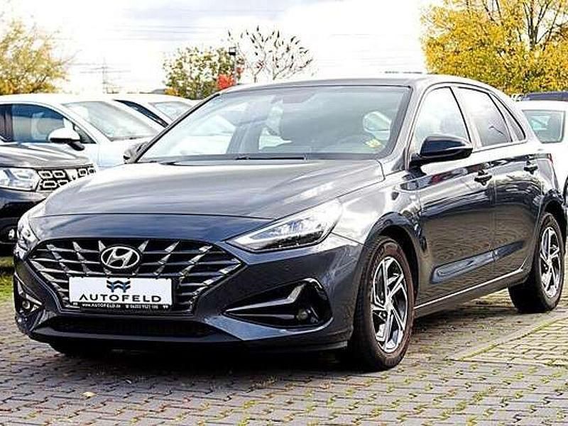 Grau Gebraucht 2021 Hyundai i30 Intro Edition Limousine | 12.950 € (Etwas zu teuer) - Bild 1/4