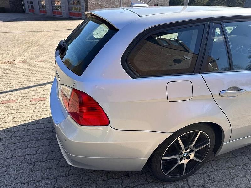 Gebraucht BMW 320 163 PS (119 kW) 2006 Silber Kombi