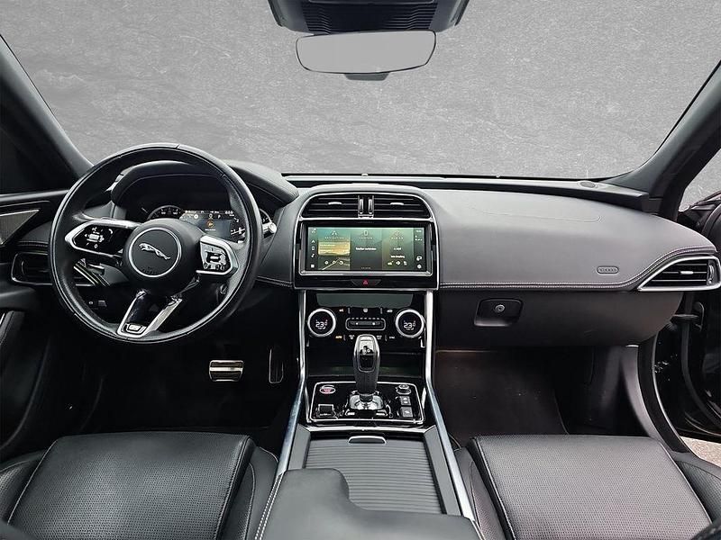 Gebraucht Jaguar XE R-Dynamic 304 PS (223 kW) 2021 Schwarz Limousine