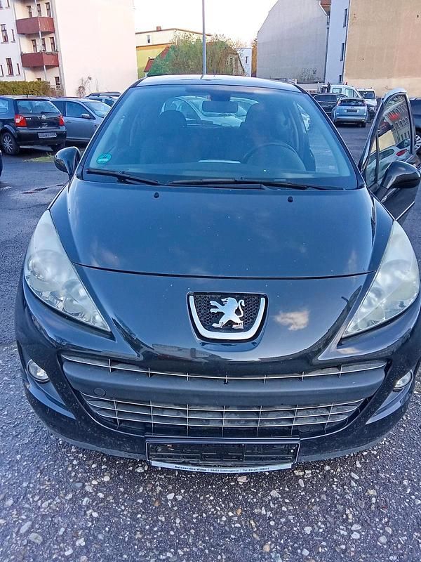 Gebraucht Peugeot 207 73 PS (53 kW) 2011 Schwarz Kleinwagen