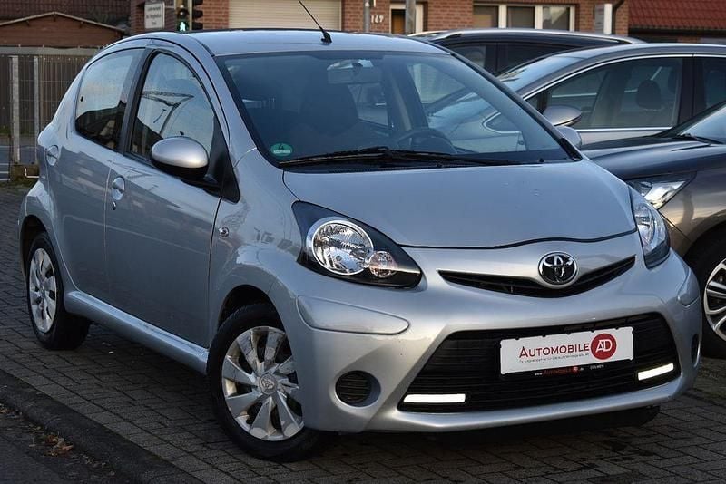 Silber Gebraucht 2014 Toyota Aygo Cool Kleinwagen | 4.890 € (Guter Preis) - Bild 1/3
