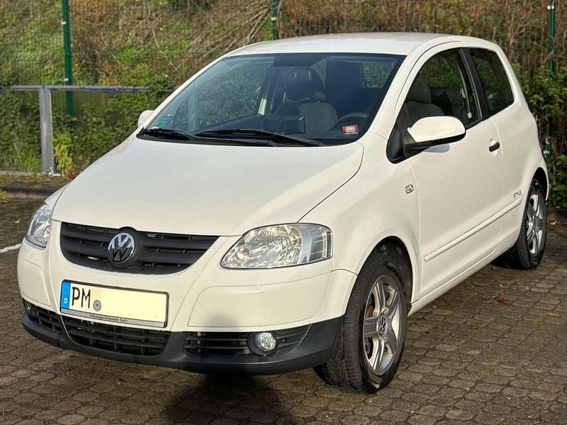 Weiß Gebraucht 2011 VW Fox Style Kleinwagen | 2.600 € (Fairer Preis) - Bild 1/4