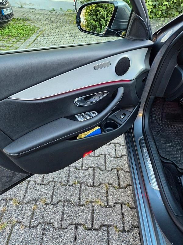 Schwarz Gebraucht 2020 Mercedes E220 Limousine | 37.750 € (Teuer) - Bild 1/4