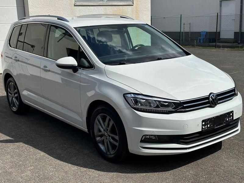 Weiß Gebraucht 2021 VW Touran Highline Van / Kleinbus | 23.480 € (Superpreis) - Bild 1/4